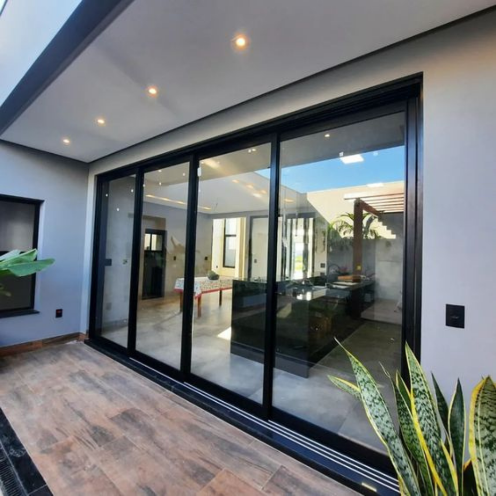 Mampara de vidrio resistente que conecta ambientes y maximiza la luz natural